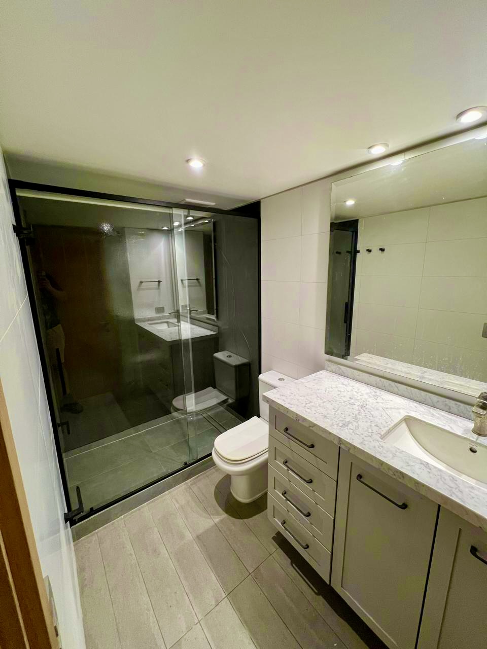 Baño alta gama Providencia - mueble a medida mármol mampara ahumada